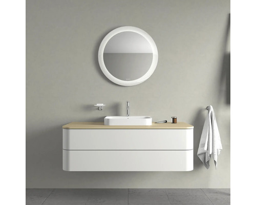 Salle de bains moderne avec lavabo, miroir et espace de rangement