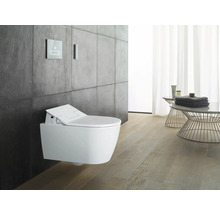 Wandhängendes Dusch-WC mit Bedienfeld in einem Badezimmer