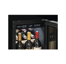 Cave à vin avec plusieurs bouteilles de vin