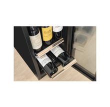 Stockage de vin avec plusieurs bouteilles de vin sur des étagères
