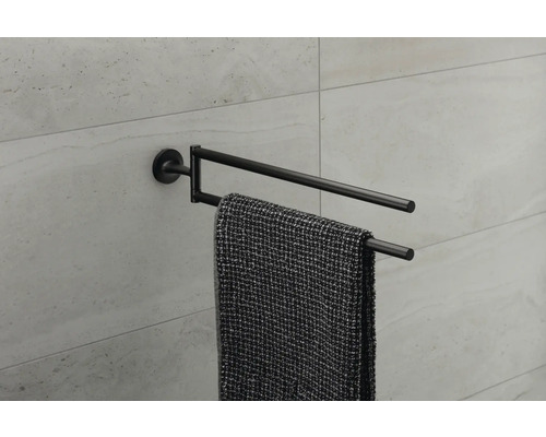 Schwenkbarer Handtuchhalter mit Handtuch an der Wand