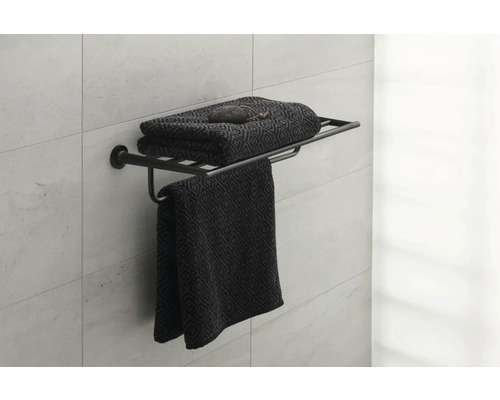 Handtuchhalter mit Handtüchern an einer Wand