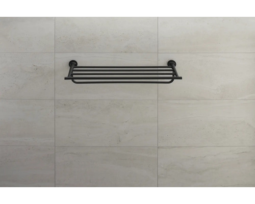 Schwarzer Handtuchhalter mit drei Stangen zur Wandmontage.