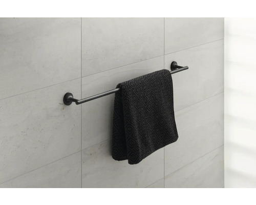 Porte-serviettes avec serviette sur un mur