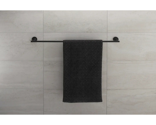 Porte-serviettes noir avec serviette au mur