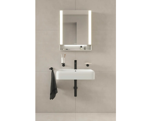 Salle de bains avec lavabo, meuble-lavabo, miroir lumineux et accessoires