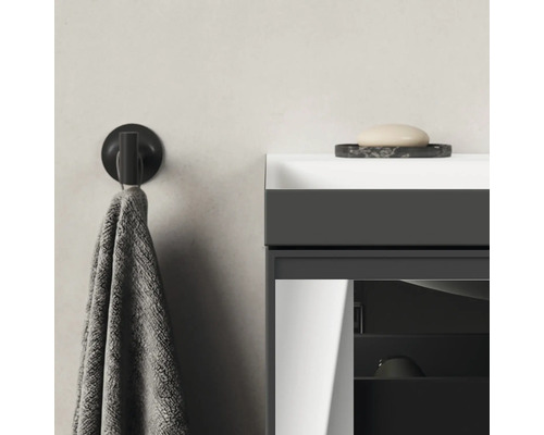 Gros plan d''une salle de bains avec porte-serviettes, serviette, lavabo et savon