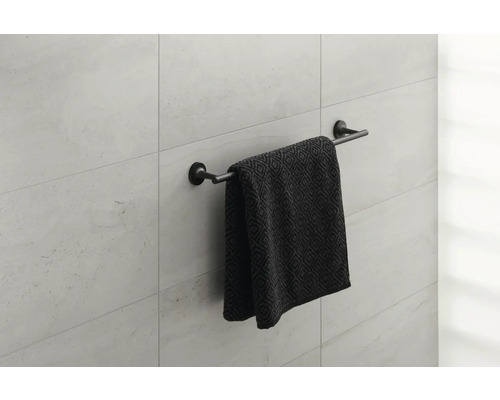 Handtuchhalter mit Handtuch im Badezimmer