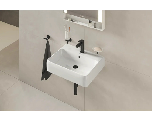 Lavabo de salle de bain moderne avec robinet, serviette et miroir