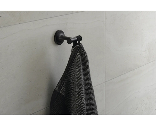 Porte-serviettes avec serviette sur le mur