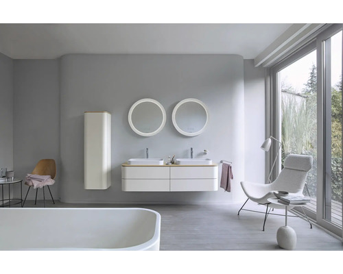 Helles Badezimmer mit Doppelwaschtisch, Spiegelschränken und Badewanne