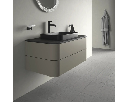 Modernes Badezimmer mit Waschbeckenunterschrank, Aufsatzwaschbecken und Spiegel