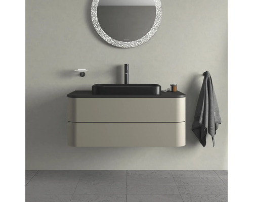 Modernes Badezimmer mit Waschtischunterschrank, Aufsatzwaschbecken, Spiegel und Handtuch