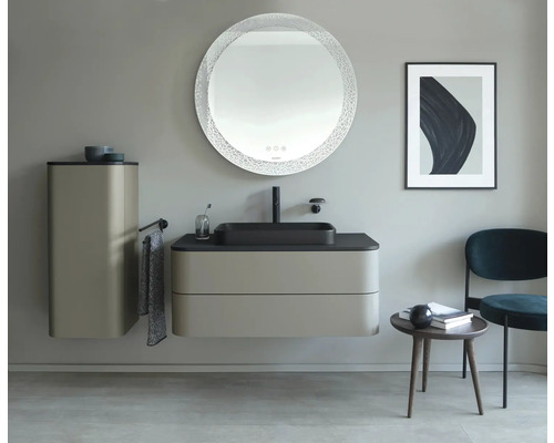 Badezimmer mit Waschtisch, Spiegelschrank und rundem Spiegel