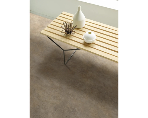 Scène décorative avec une table basse à lattes en bois, deux vases et un objet décoratif.