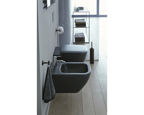 Badezimmer mit wandhängendem WC und Bidet sowie Regal