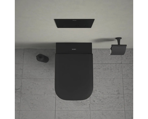 Vue de dessus de toilettes noires avec réservoir, plaque de commande et porte-papier toilette