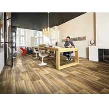 Espace de vie lumineux avec plancher en bois, table à manger et homme