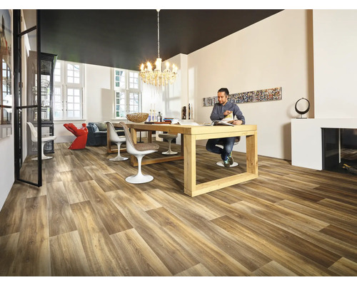 Espace de vie lumineux avec plancher en bois, table à manger et homme