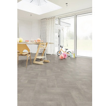 Pièce claire avec table à manger et sol en vinyle gris aspect carrelage