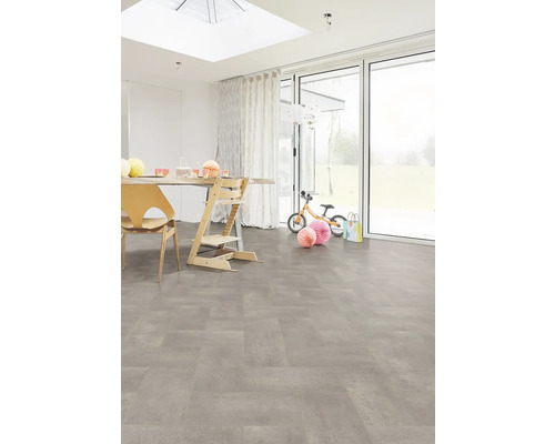 Pièce claire avec table à manger et sol en vinyle gris aspect carrelage