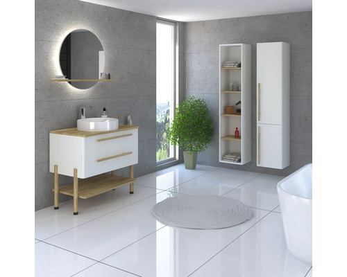 Helles Badezimmer mit Waschtisch, Spiegel, Badschrank und Pflanze