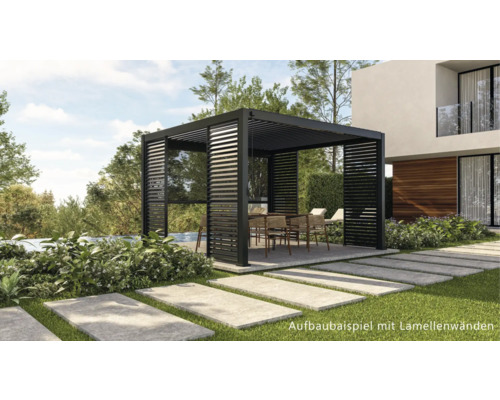 Pergola noire avec parois à lamelles dans un jardin