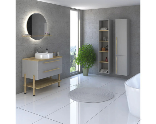 Salle de bain moderne avec meuble-lavabo, miroir, armoire et baignoire devant un mur gris
