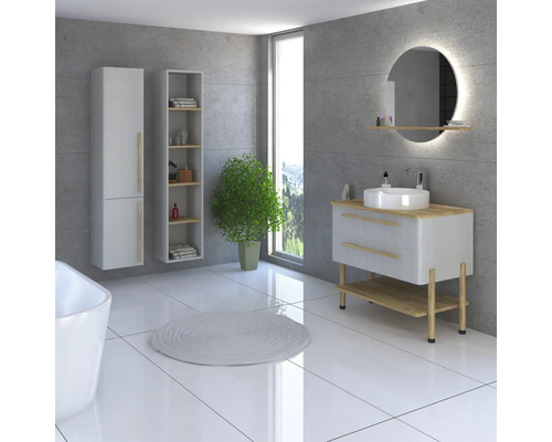 Salle de bain lumineuse avec meuble-lavabo, miroir, armoire et baignoire