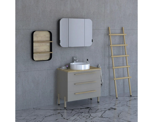 Badezimmer mit Waschtischunterschrank, Spiegelschrank, Regal und Handtuchleiter