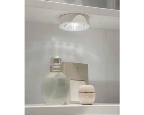 Regaleinbaustrahler beleuchtet Kosmetika im Regal