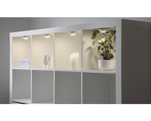 Étagère avec décoration et éclairage intégré