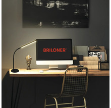 Schreibtisch mit Schreibtischlampe, Computer und Büromaterialien