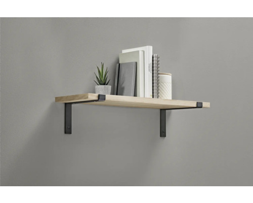 Wandregal mit Dekoration an grauer Wand