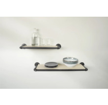 Zwei Wandregale mit Holzböden und schwarzen Metallrohrhalterungen, dekoriert mit Geschirr und einer Wasserflasche.