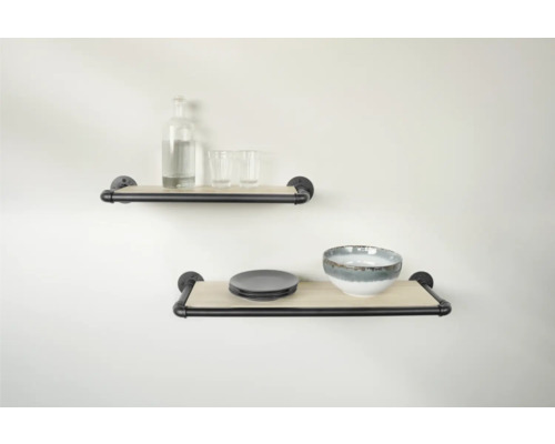 Zwei Wandregale mit Holzböden und schwarzen Metallrohrhalterungen, dekoriert mit Geschirr und einer Wasserflasche.