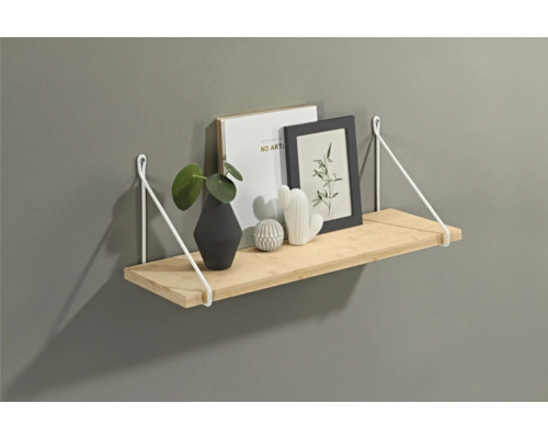 Wandregal aus Holz mit weisser Halterung, dekoriert mit Vase, Bilderrahmen und Zierobjekten.