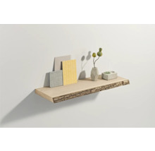 Holzregal mit Dekoration an der Wand