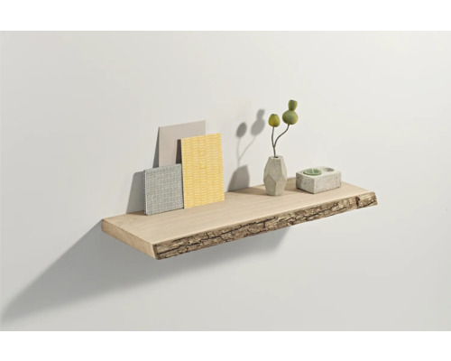 Holzregal mit Dekoration an der Wand