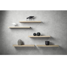 Holzwandregale mit Dekoration an grauer Wand