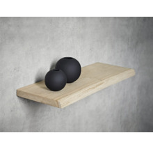 Holzregal mit zwei runden, schwarzen Vasen an der Wand
