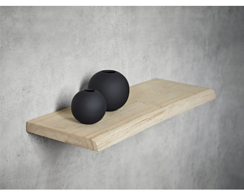 Holzregal mit zwei runden, schwarzen Vasen an der Wand