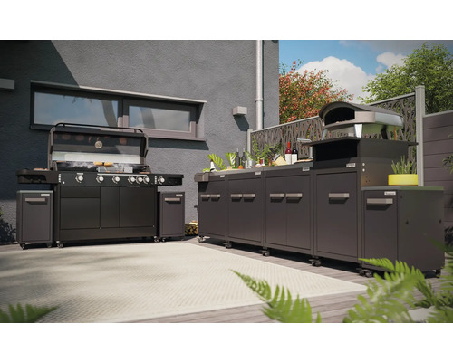 Cuisine extérieure avec barbecue et four à pizza sur une terrasse