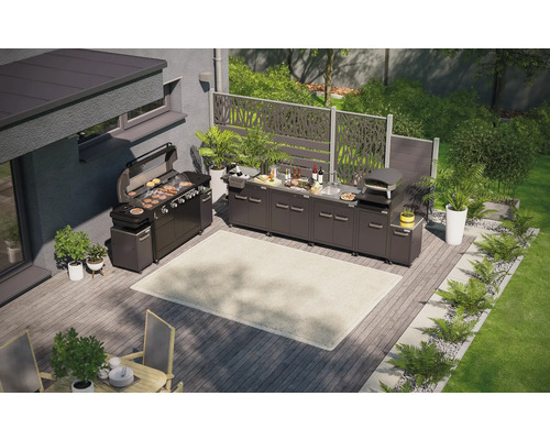 Vue de dessus d''une cuisine extérieure avec grill, évier, four à pizza et plans de travail sur une terrasse en bois