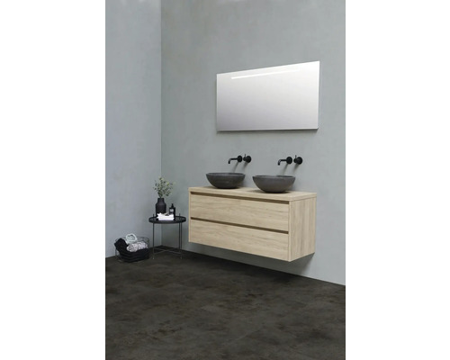 Badezimmer mit Doppelwaschtisch, Spiegel und Ablagetisch