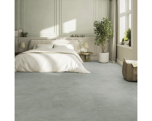 Schlafzimmer mit Bett, Nachttischen, Zimmerpflanzen und Bodenbelag
