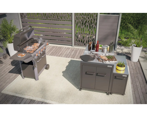 Cuisine extérieure avec grill, évier et plans de travail sur une terrasse