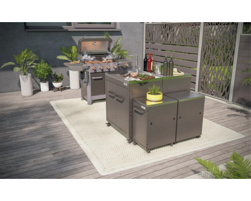 Espace extérieur avec cuisine de barbecue comprenant barbecue, évier, plans de travail et placards sur une terrasse