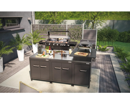 Cuisine extérieure avec barbecue, four à pizza et plan de travail sur une terrasse.