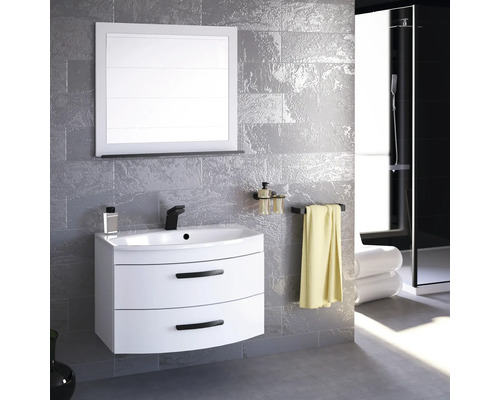 Salle de bains avec meuble sous-vasque, miroir, robinetterie et accessoires